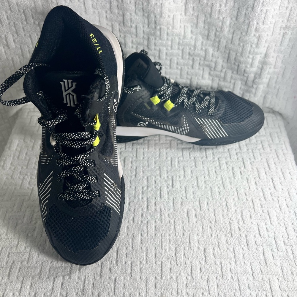 Nike Kyrie youth  Black Basketball Shoes